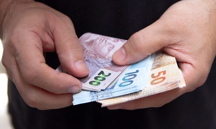 Estado do RJ antecipa o salário de abril em três dias