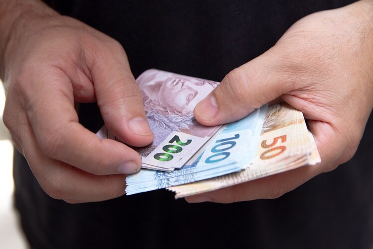 Estado do RJ antecipa o salário de abril em três dias