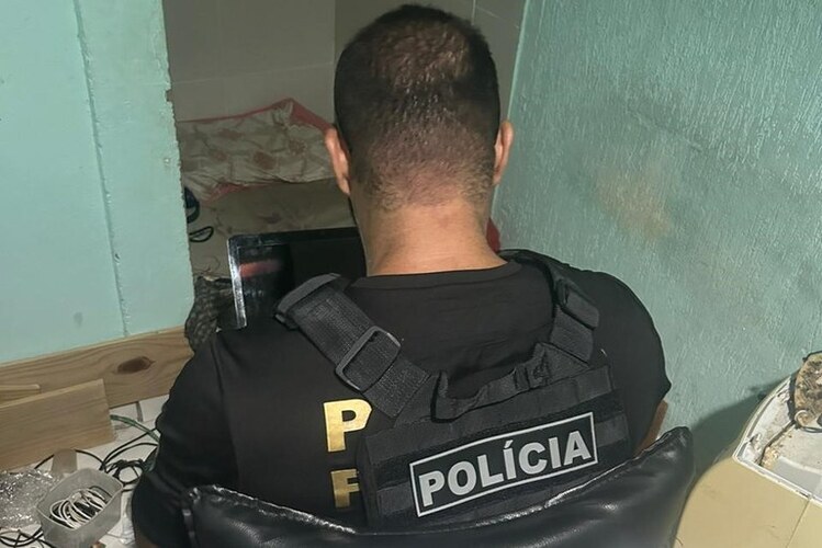 PF prende homem acusado por armazenar arquivos com cenas de abuso sexual infantil em Macaé