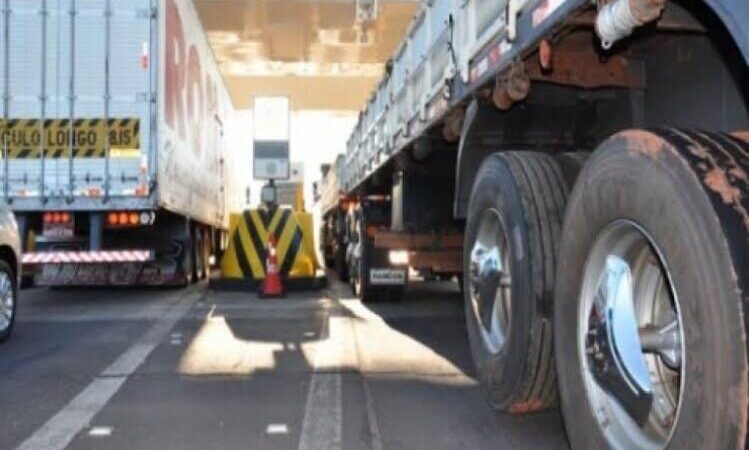 Eixos suspensos de caminhões e carretas passam a pagar pedágio na BR-101