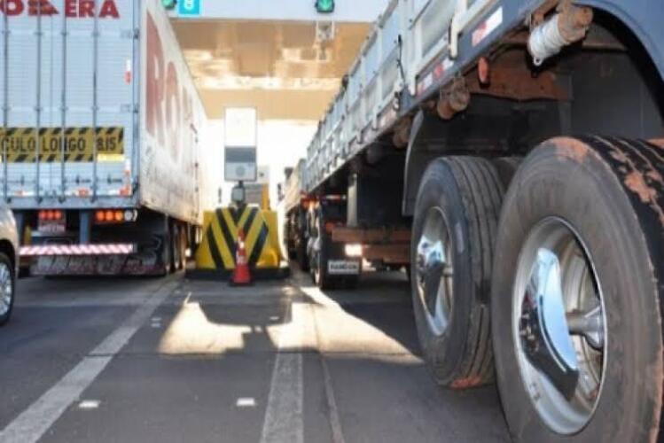 Eixos suspensos de caminhões e carretas passam a pagar pedágio na BR-101