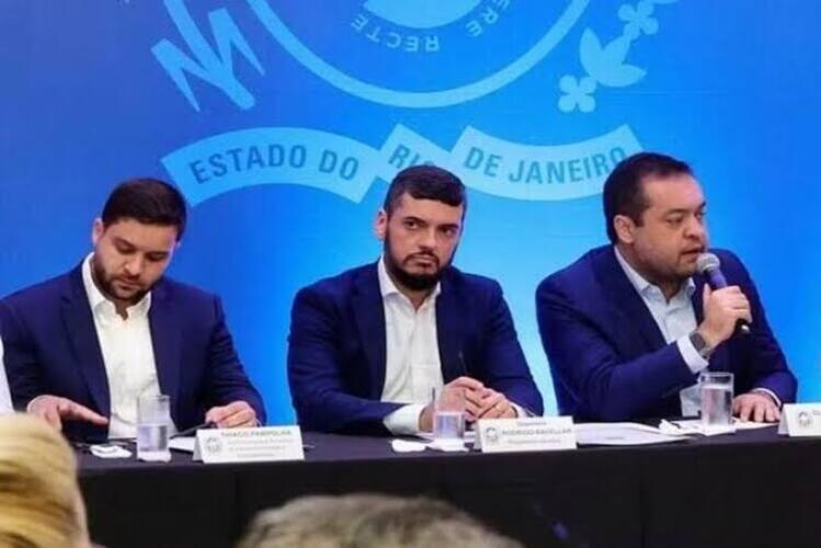 Relator vota pela cassação de Castro, Pampolha e Bacellar, mas pedido de vista adia julgamento