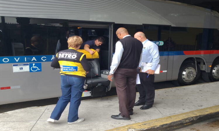 Operação do Detro recolhe 19 ônibus irregulares em 13 rodoviárias no estado do RJ