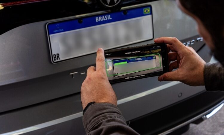 Detran RJ usa inteligência artificial para aumentar segurança no emplacamento de veículos