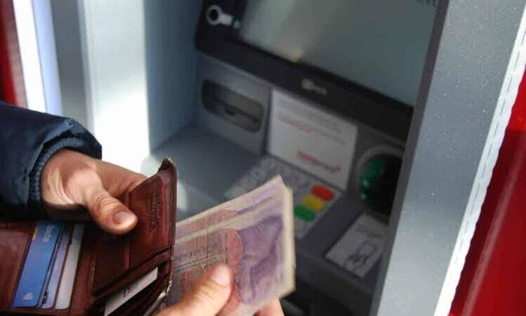 INSS paga segunda parcela do 13º a quem recebe acima do mínimo