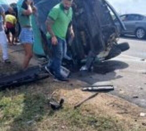 Van capota e 10 pessoas ficam feridas em acidente na Baixada Campista 