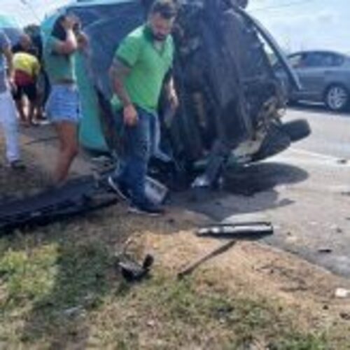 Van capota e 10 pessoas ficam feridas em acidente na Baixada Campista
