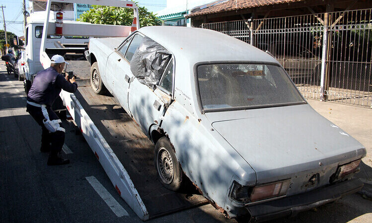 Guarda Civil de Campos começa a remover veículos abandonados nas ruas da cidade 