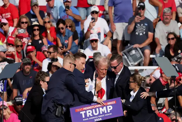 Donald Trump sofre atentado durante comício na Pensilvânia 