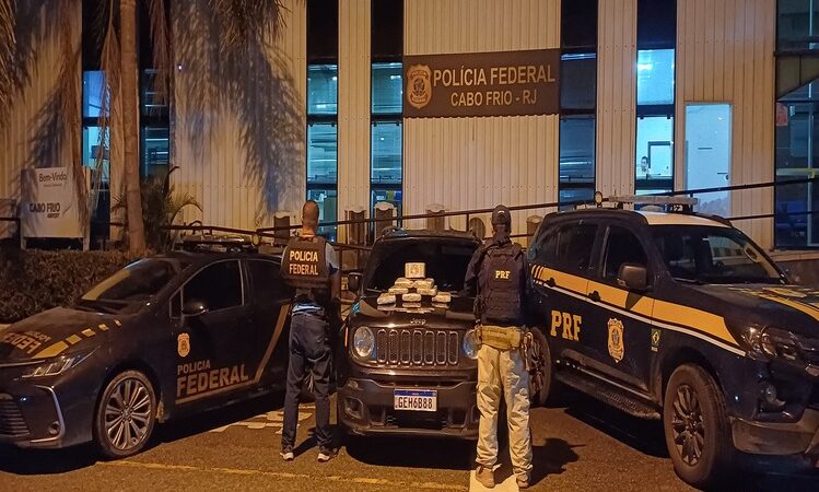 PF e PRF prendem dois homens transportando maconha e cocaína, em São Pedro da Aldeia
