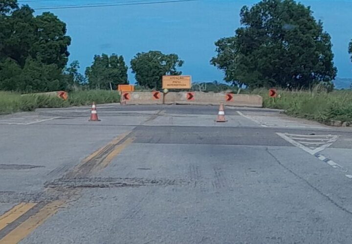 DER vai repor sinalização na Estrada dos Ceramistas, em Campos, informando que a via segue interditada