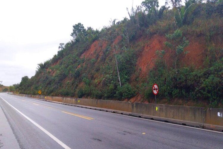 Concessionária inicia obra de três meses para recuperação de encosta na BR-101