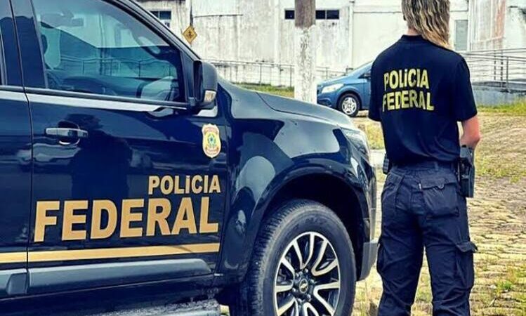PF prende dois foragidos da Justiça por tráfico e estelionato em Macaé e Rio das Ostras 
