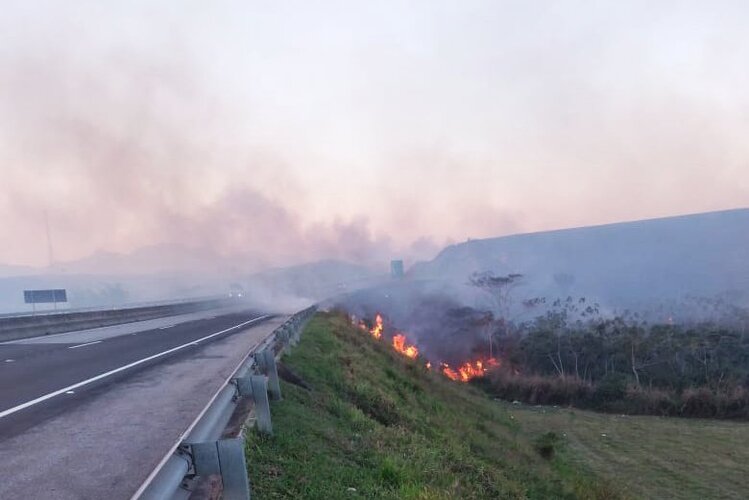 Arteris alerta sobre riscos de incêndio às margens da BR-101 que já registrou 63 focos