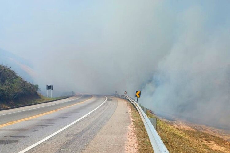 Incêndio em vegetação interdita BR-101 por quase uma hora no trecho de Macaé