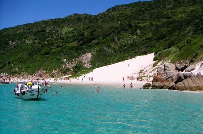 Marinha proíbe desembarque nas prainhas do Pontal do Atalaia, em Arraial do Cabo