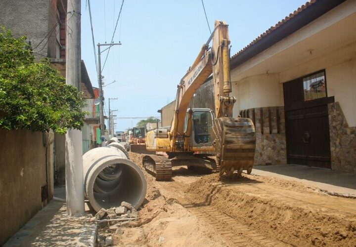 Ruas do Centro de SJB recebem obras estruturantes antes de serem asfaltadas