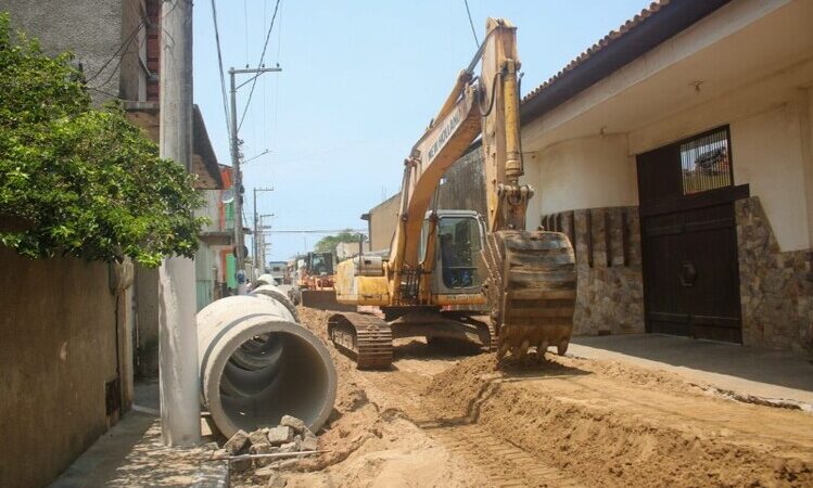 Ruas do Centro de SJB recebem obras estruturantes antes de serem asfaltadas