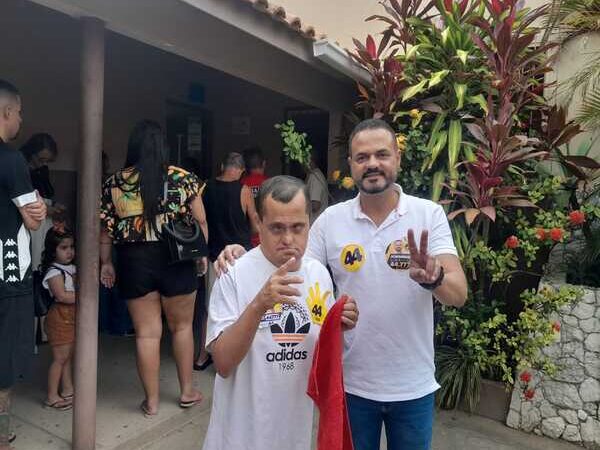 Vereador Jorginho Virgilio mostra confiança ao votar acompanhado do irmão