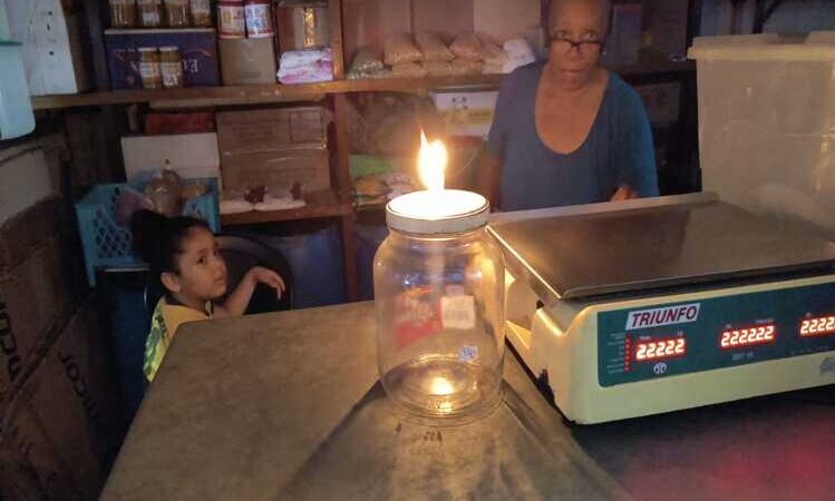 Transformador queimado deixa comerciantes mais de 20 horas sem luz em Campos