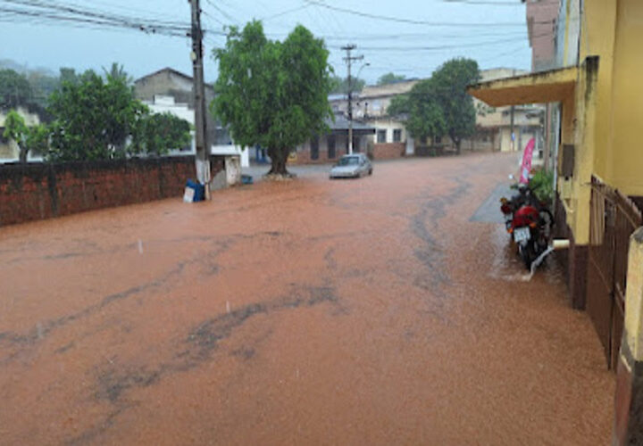 Chuva forte de 45 minutos causa alagamento em Italva