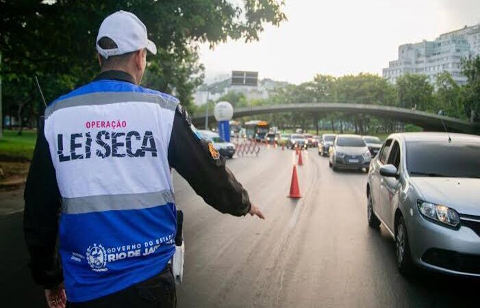 Blitzes no Rio terão maquininha de cartão para evitar reboque do carro