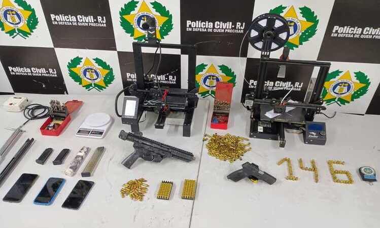 Polícia estoura fábrica clandestina de armas que produzia até submetralhadora em Campos