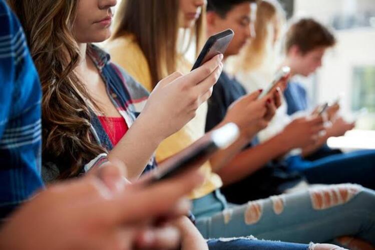 Senado aprova projeto para restringir uso de celular em escolas