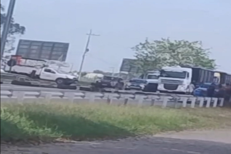 Moradores de Travessão interditam BR-101 após criança ser morta baleada