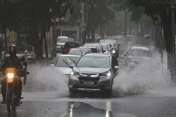 Regiões do estado do Rio como Norte e Noroeste Fluminense têm risco alto de temporais