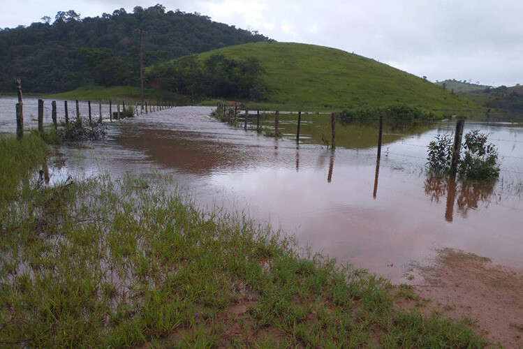 Fortes chuvas deixam famílias isoladas no Imbé, em Campos