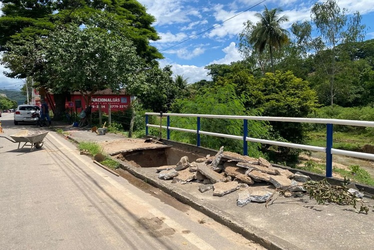 Ponte em Conceição de Macabu danificada pela chuva passa por reparos