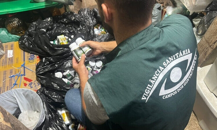 VISA Campos recolhe 976 frascos de suplementos irregulares no Mercado Municipal