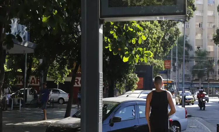Carnaval deve ser de calor forte e pouca chuva na maior parte do país