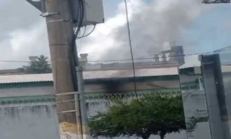 Detenta ateia fogo em colchão em presídio em Campos