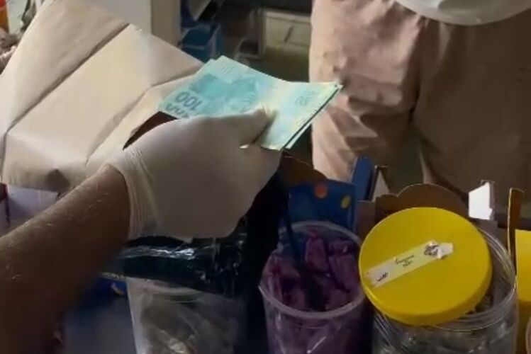 PF prende homem em flagrante por posse de cédulas falsas, em Carapebus