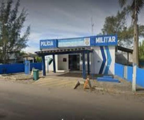 Bandidos invadem residência de empresária, roubam jóias e amarram adolescentes, em Campos