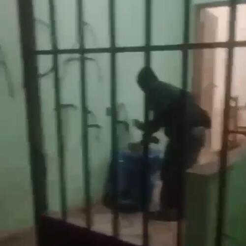 Criminosos gravam vídeo em rua de SFI e picham paredes com iniciais de uma facção