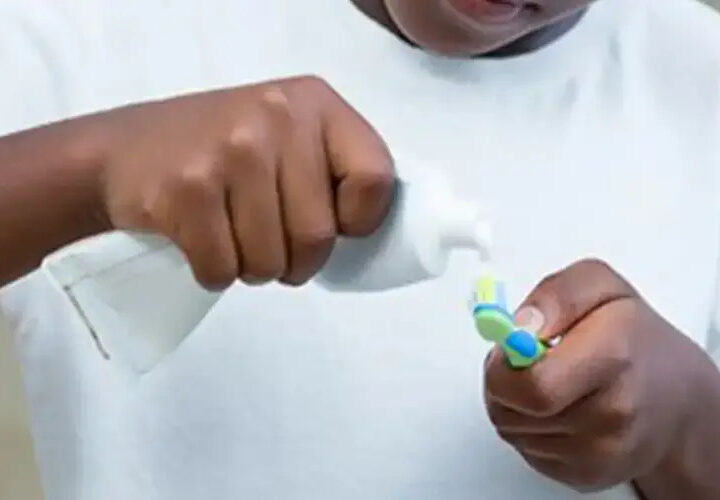 Anvisa volta a interditar pasta dental da Colgate