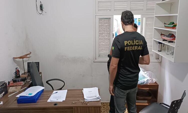 PF deflagra Operação Corrente Turva, em Arraial do Cabo e Cabo Frio