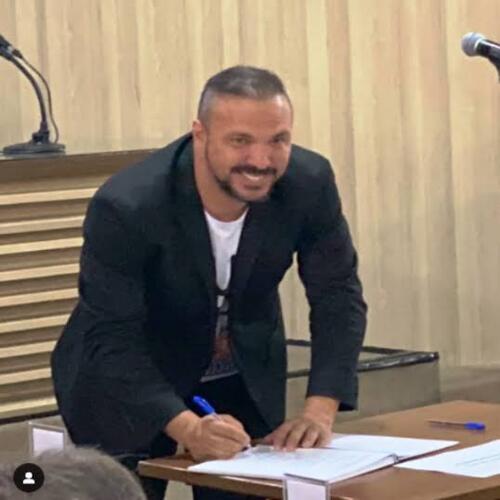 Vereador é esfaqueado durante um evento em Campos