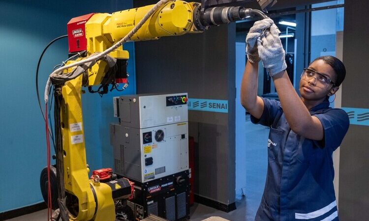 Bolsa de até R$ 858: Cursos de óleo e gás da Petrobras com vagas para Campos e Macaé
