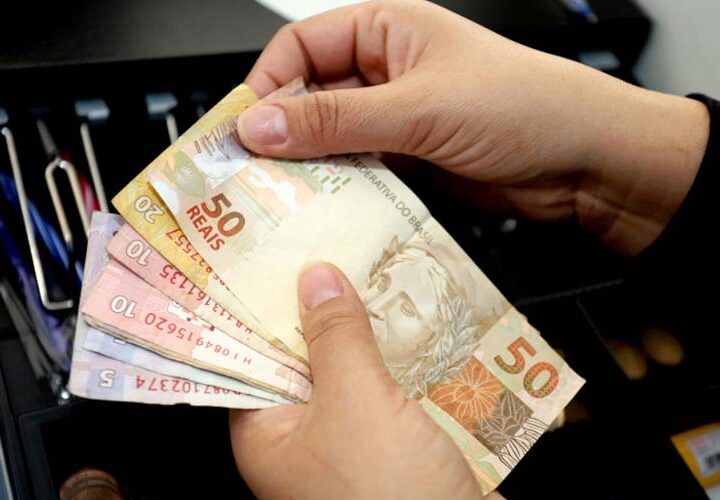 Receita paga nesta segunda maior lote de restituição do IR da história