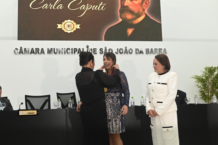 Carla Caputi recebe a Medalha Barão de Barcelos, maior honraria da Câmara de SJB