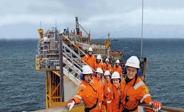 Mais de 320 vagas offshore abertas para contratação imediata em Campos