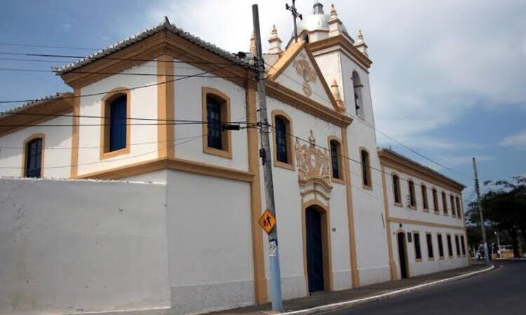 Polícia investiga vandalização de templo católico em Campos