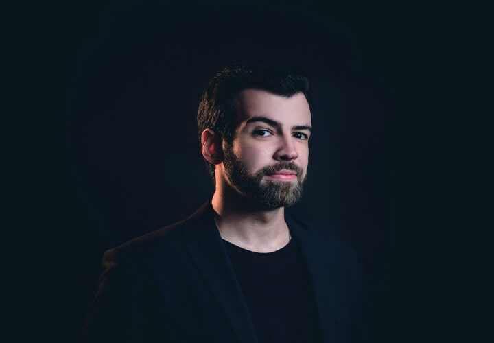 Teatro Firjan Sesi Campos recebe o monólogo “Fora Deste Mundo” com Lucas Toledo