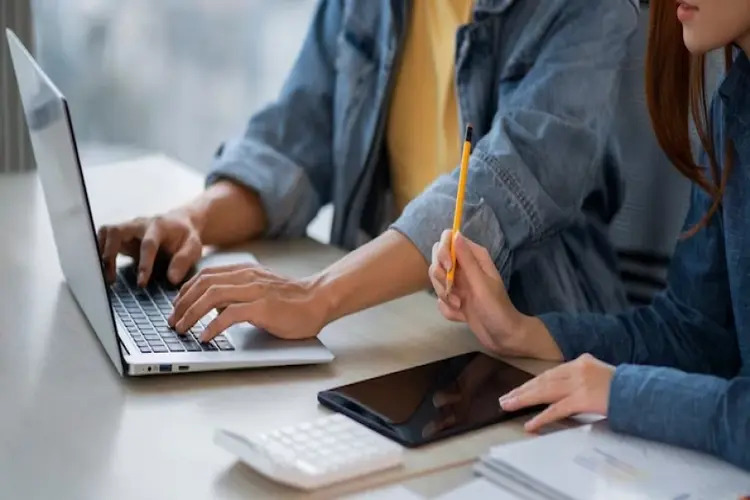 Feira online abre inscrições para empregar mais de 8 mil jovens