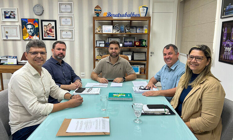 Prefeito de Campos anuncia concurso para a Educação com mil vagas