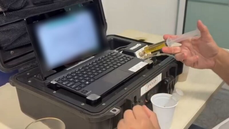 RJ utiliza laboratório portátil para identificar bebidas falsificadas